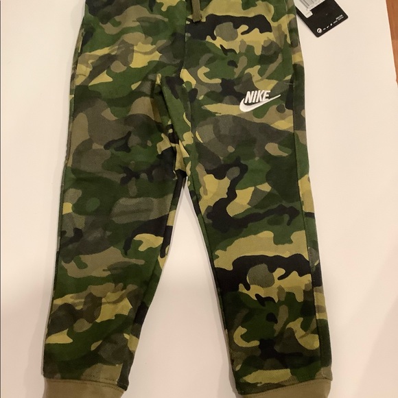 New Nike Camouflage Sweatpants with draw string. Size XS 4-5 yrs - Picture 1 of 5